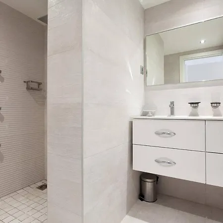 Carlton Area: New 2 Beds / 2 Baths Lägenhet *