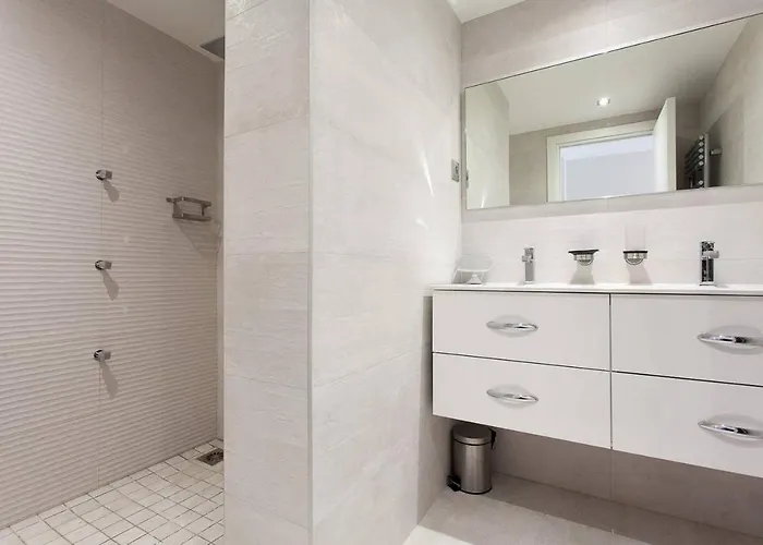 Carlton Area: New 2 Beds / 2 Baths Apartman *